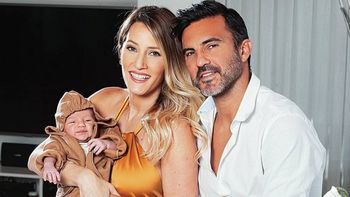 Mica Viciconte y Fabián Cubero junto a Luca, a un mes de su nacimiento. 