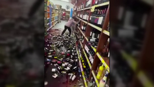 La echaron de un super chino, de la furia destrozó una góndola de vinos, denunció maltratos y ahora se ofrece como niñera