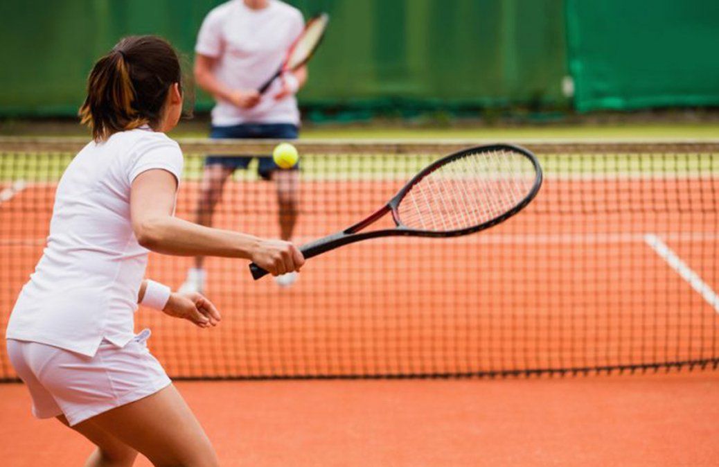 En medio de la polémica por los runners, en el municipio de Ezeiza permiten jugar tenis y golf en countries