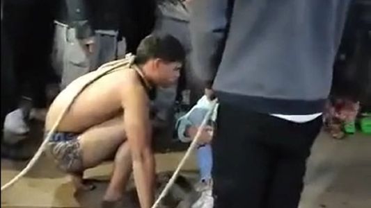 Video: un grupo de vecinos capturó a dos ladrones, los ató del cuello y casi los prende fuego