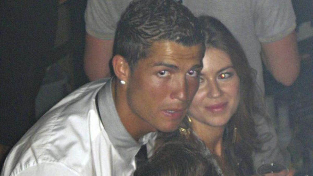 Cristiano Ronaldo junto a Kathryn Mayorga en una discoteca en Las Vegas. (Foto: AP)&nbsp;