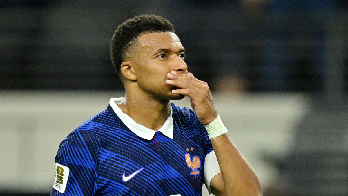 El dolor de Mbappé tras la dolorosa eliminación de Francia en semifinal. (Foto: Reuters).