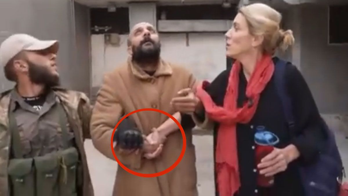 Sin soltar las manos de su libertador y de la periodista de la CNN, el detenido se emociona al ver la luz del sol. (foto: Captura de TV)