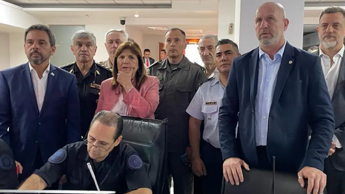 Patricia Bullrich monitorea la marcha universitaria y evalúa la aplicación del protocolo antipiquete. (Foto: Twitter/@WolffWaldo)