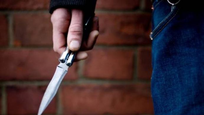 Del susto apuñaló a un hombre de 56 que ingresó a robar en su casa