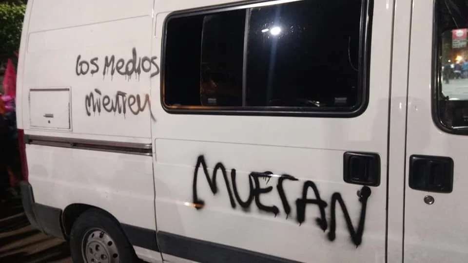 Encuentro Nacional de Mujeres: una minoría atacó un móvil de TV durante la marcha