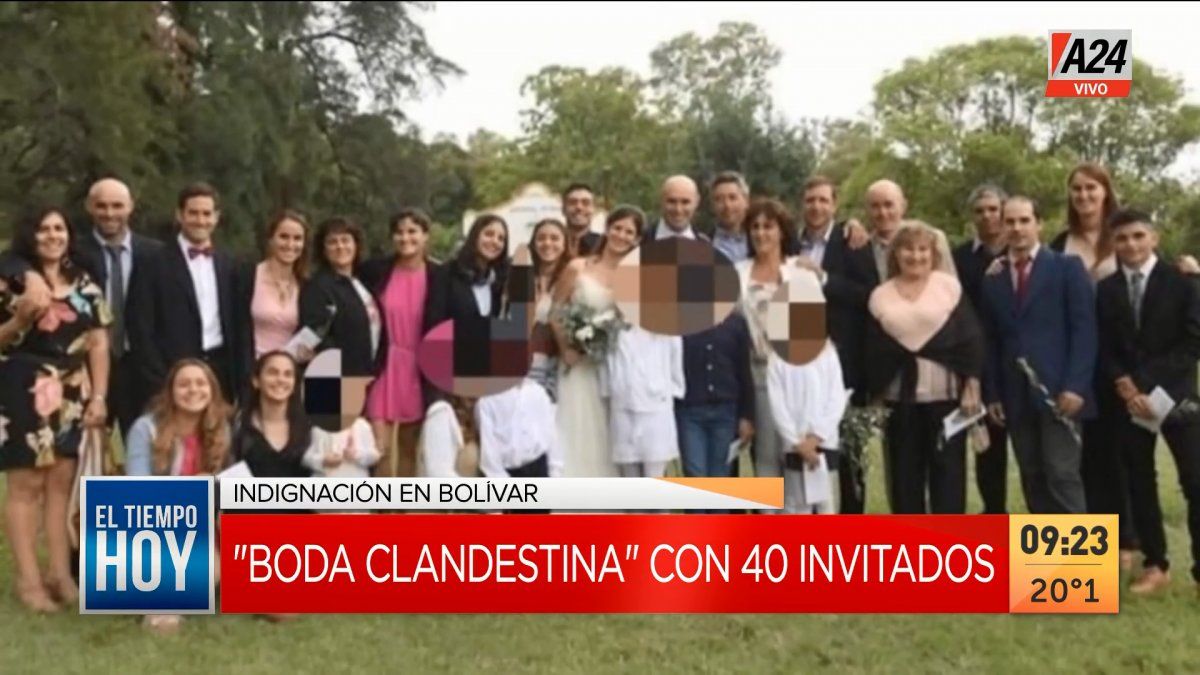 Esta es una de las fotos donde quedó retratado el casamiento clandestino en Bolívar (Foto: captura de TV).