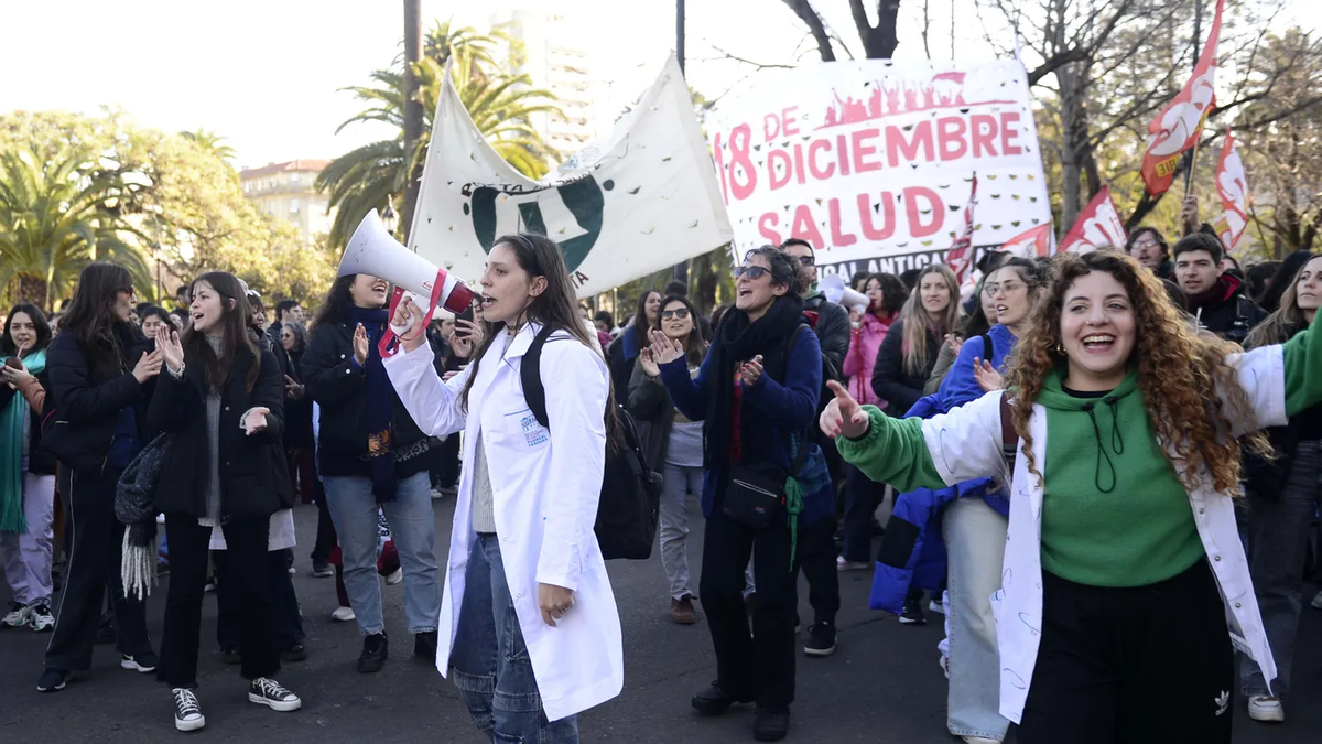 Residentes bonaerenses marcharon en La Plata por mejores salarios y condiciones laborales.&nbsp;