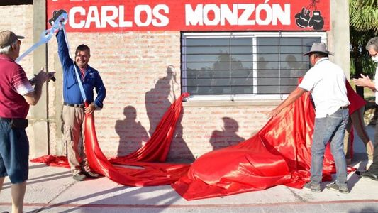 Antes del día de la mujer, le pusieron el nombre de Carlos Monzón a un polideportivo en Chaco
