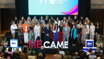 Mes de la mujer: las mujeres emprendedoras nominadas por MECAME junto a González, Teruel y el secretario general de la entidad, Ricardo Diab. (Foto CAME)