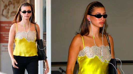 Hailey Bieber volvió al Y2K con un top lencero amarillo ácido y accesorios retro