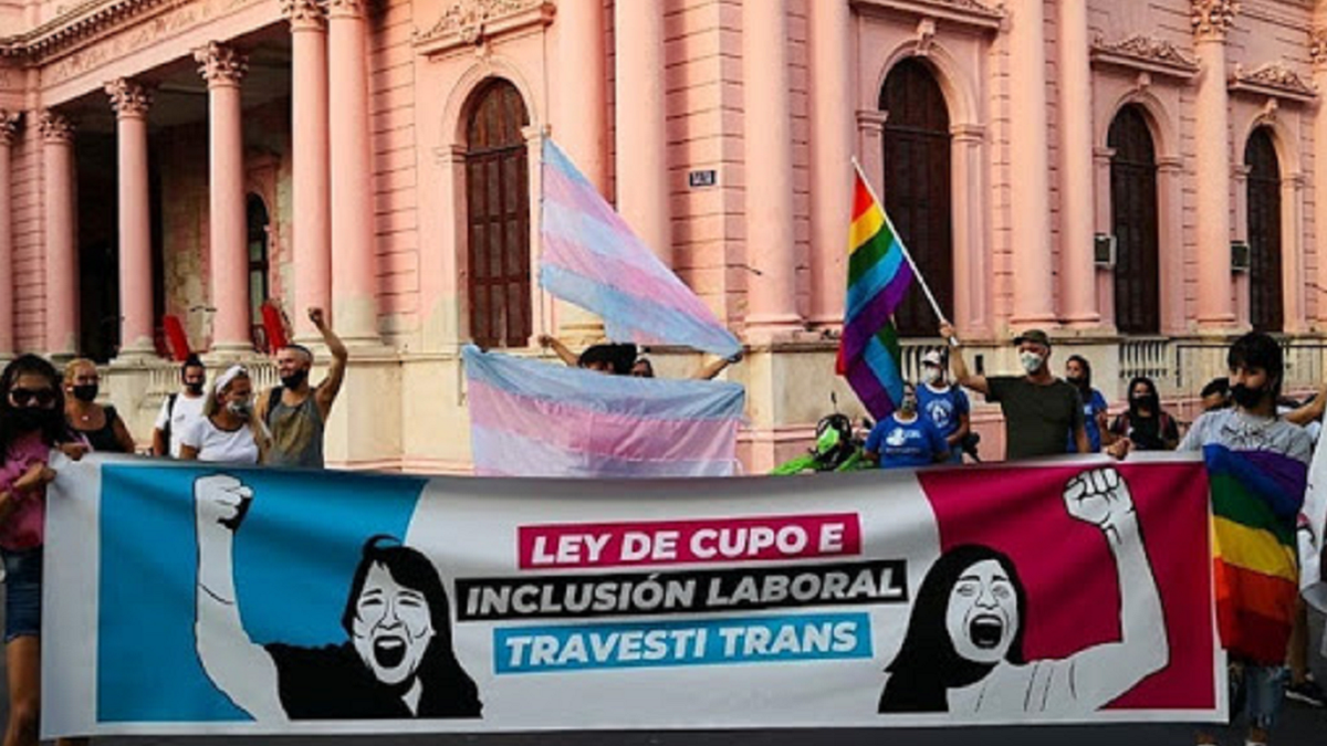 El cupo laboral travesti trans establece que el Estado deberá emplear a personas de ese colectivo al menos en el 1 por ciento de su dotación. Además, da incentivos para que las contraten en el sector privado. 