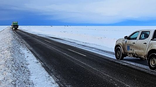 Santa Cruz: alerta roja por frío extremo con ríos congelados y ovejas enterradas en la nieve