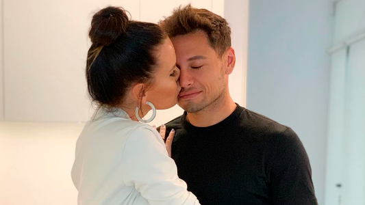 Natalie Weber y Mauro Zárate, apasionados en un pasillo