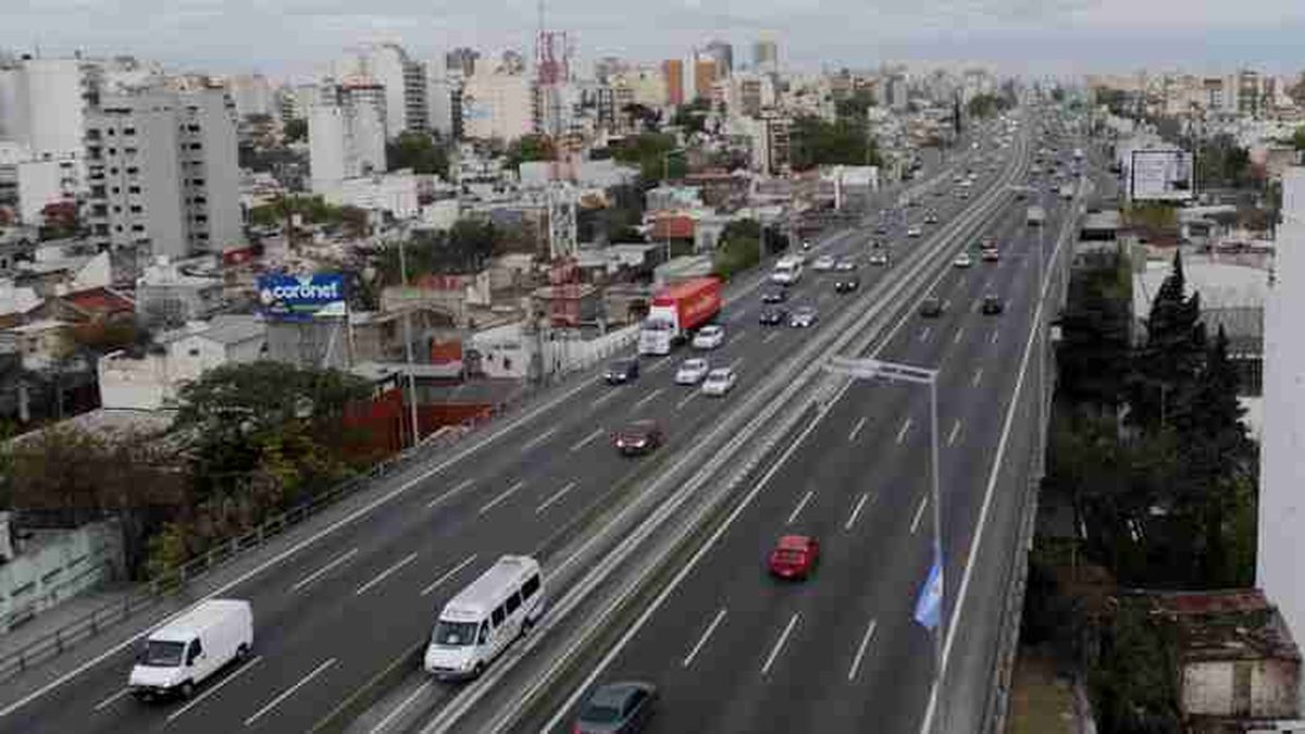 El cartel cayó desde la Autopista 25 de Mayo tras el choque de un camión y aplastó al oficial en servicio. (Foto: archivo).