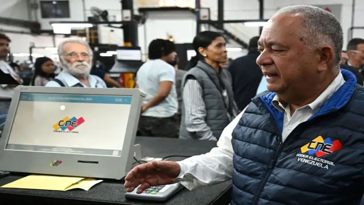 Elvis Amoroso, el presidente del Consejo Nacional Electoral, y las máquinas electrónicas para el sufragio. (Foto: Gentileza CNN)