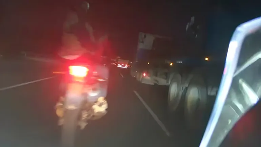 Video: motochorros intentaron asaltarlo en Panamericana y logró escapar con una arriesgada maniobra