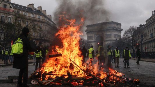 En París, Macron se hunde en un espiral de violencia que parece no tener fin