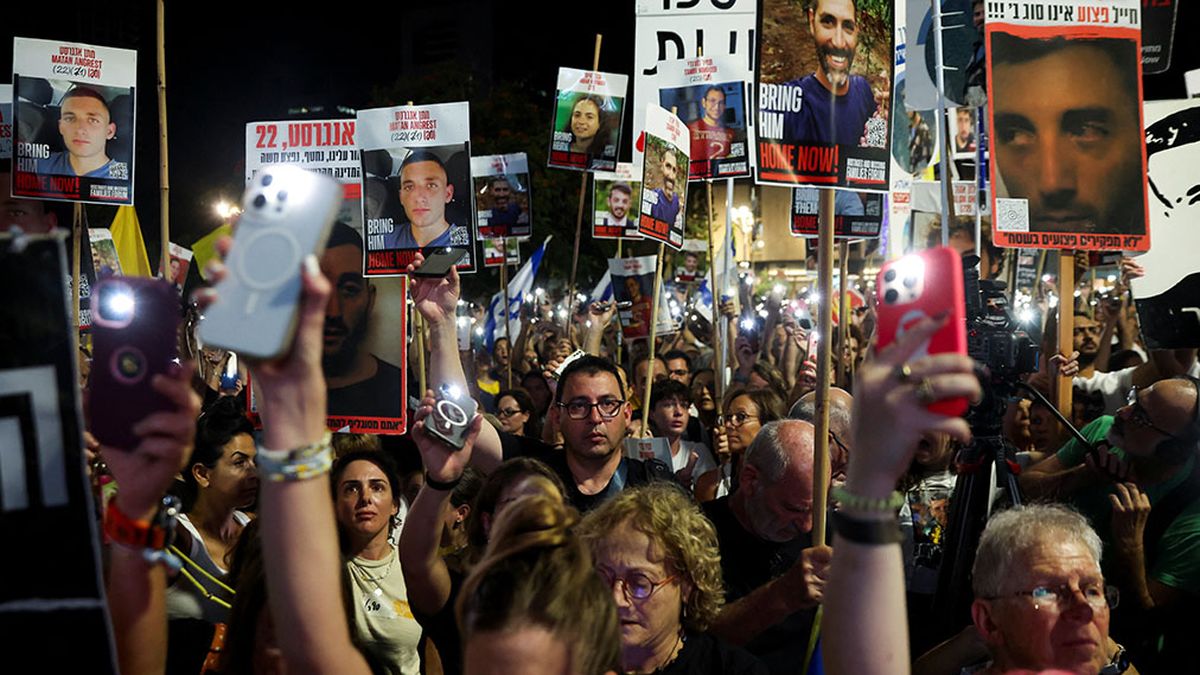 Familias de rehenes, de protesta por las calles de Tel Aviv contra la política sobre el tema que lleva adelante el primer ministro de Israel. (Foto: Gentileza Jerusalem Times)