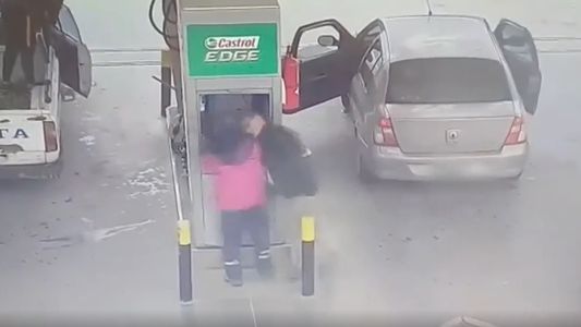 Video: un cliente noqueó a un playero de un cabezazo porque tardaba en atenderlo