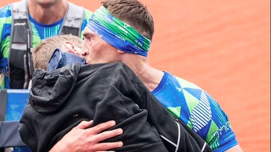 Un técnico de rugby cruzó la meta de una maratón cargando a un excompañero enfermo de ELA