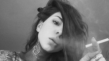 Candelaria Tinelli: foto sexy en corpiño y fumando