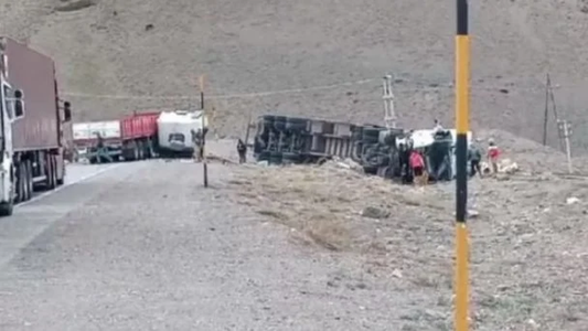 Un muerto tras un choque frontal entre camiones en la ruta 7 en Mendoza