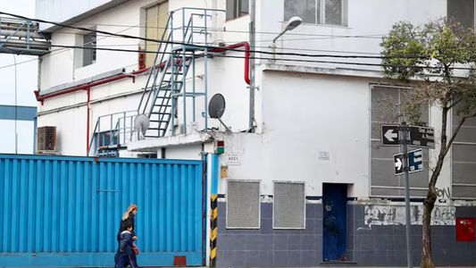 Mientras el Gobierno investiga comedores fantasmas, mantiene 5 toneladas de alimentos sin distribuir en un galpón