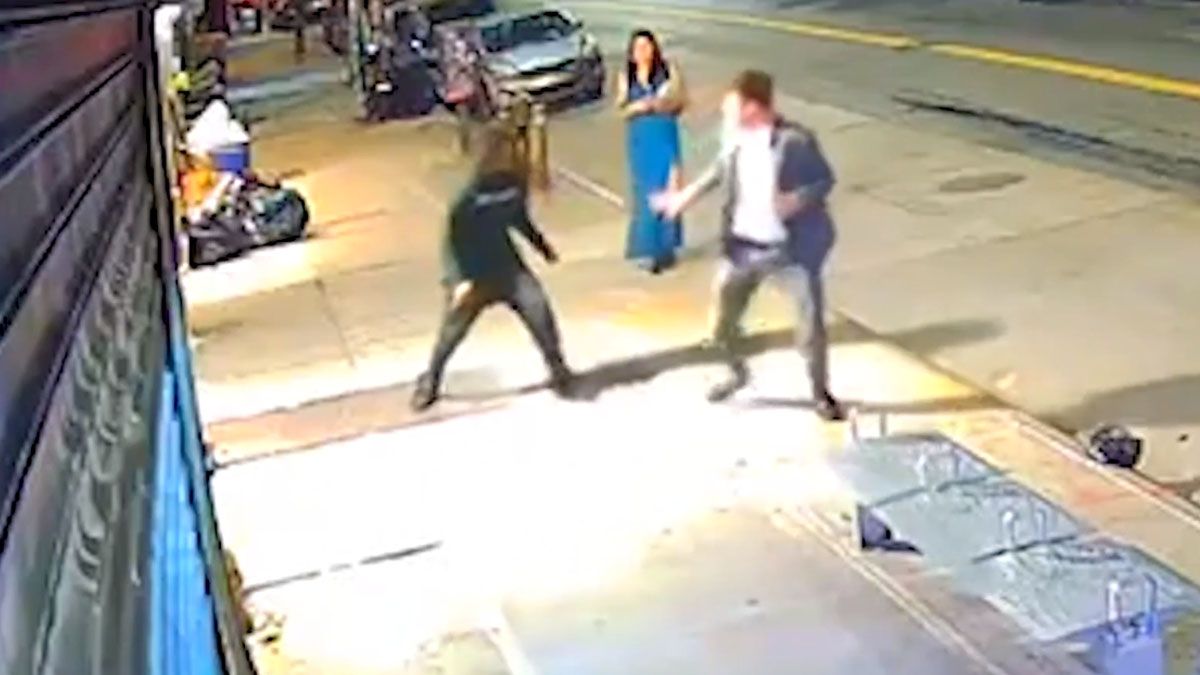 El momento en que el asesino ataca al líder social en Nueva York (Foto: gentileza NY Post).