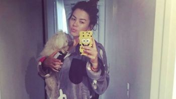 Karina Jelinek recién levantada, con el perro y a cara lavada