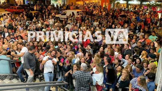 Así vive el elenco de Desnudos la salida del teatro ante el furor de sus fans