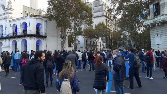 Protestas en el Cabildo y en el interior del país contra el aislamiento