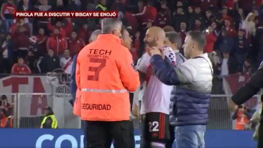 Como si fuera el padre: Pinola discutió feo con un asistente de Alfaro tras el partido y Biscay lo sacó de un tirón