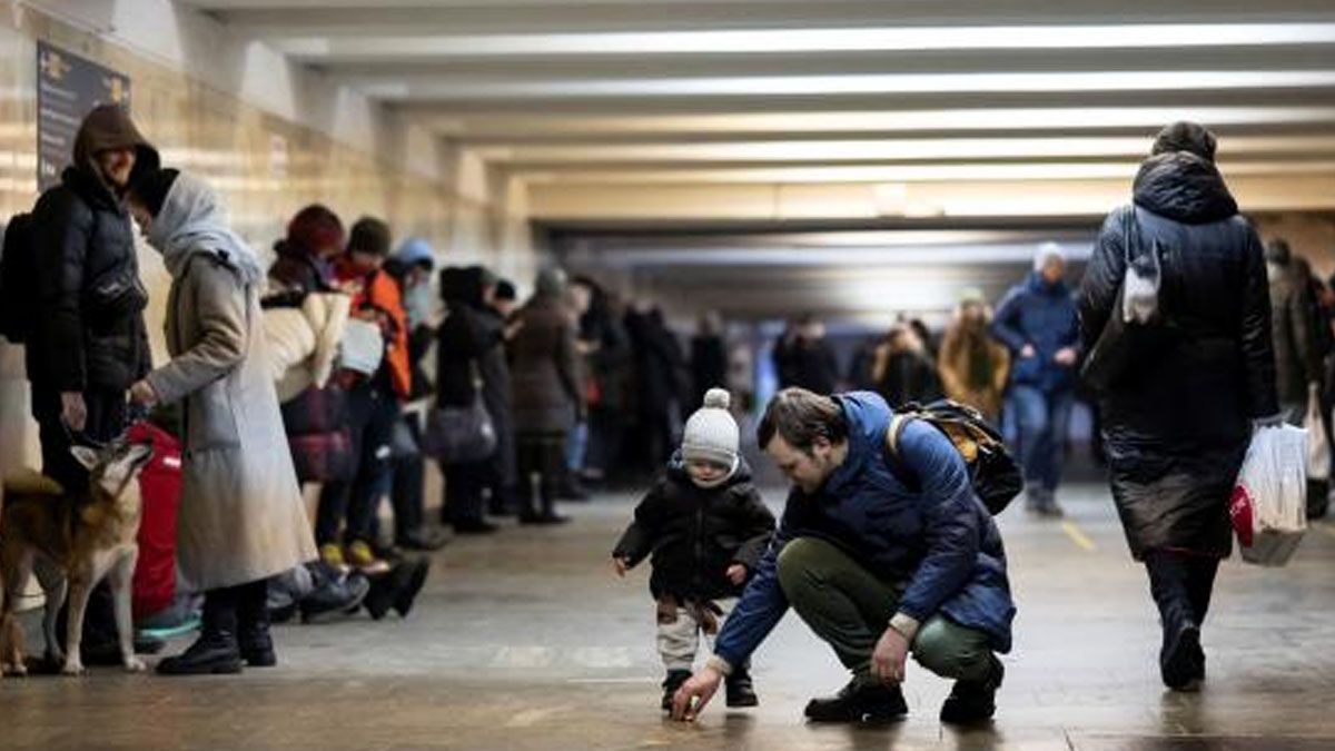 Civiles en Kiev, la capital de Ucrania, refugiados en las instalaciones del Subterr&aacute;neo (Foto: Gentileza La Vanguardia)
