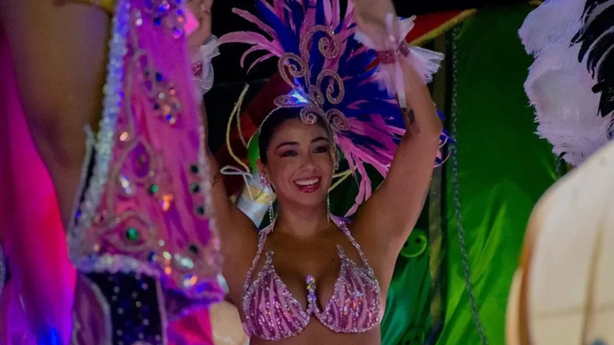 ¡Gran sorpresa! Una intendenta apareció bailando en tacos y con plumas en los corsos de su ciudad