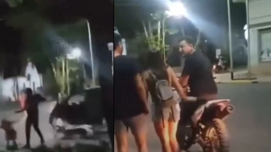Indignación: pateó a su hija en la calle por andar en moto sin casco y todo quedó grabado