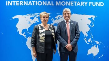 Kristalina Georgieva y el ministro Luis Caputo en la reunión del FMI en Tailandia. (Foto: cuenta de X de Caputo)