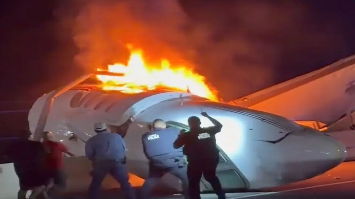 El incendio de la aeronave complicó la tarea de los rescatistas. (Foto: LATIMES)