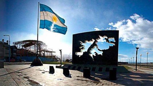 40 años de la gesta de Malvinas: la emotiva historia del hombre que cruzó a nado el corredor de las bombas