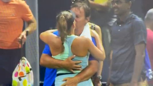 US Open: el repudiable saludo del papá de Sara Bejlek, una tenista checa de 16 años