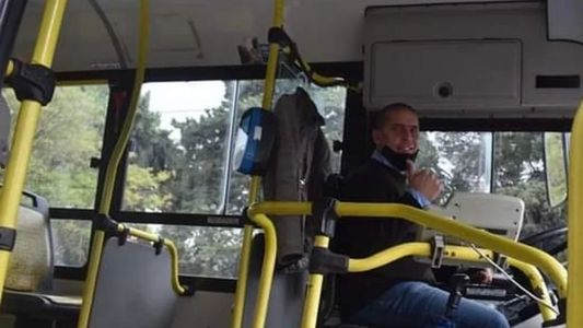 Es exfutbolista, trabaja de colectivero y su emotivo gesto se hizo viral