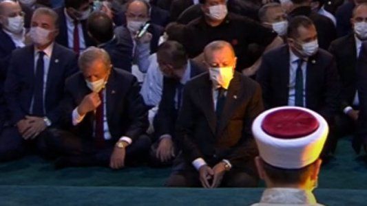 Pese a la polémica, el presidente de Turquía oró en Santa Sofía, reconvertida en una mezquita