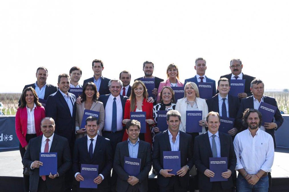 Rodeado de gobernadores, Alberto Fernández prometió hacer reuniones de gabinete en todo el país