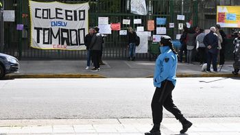 Policías de la Ciudad fueron casa por casa a notificar a padres de alumnos que tomaron los colegios