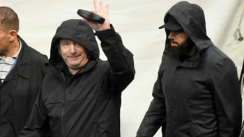 ¿Quién es el misterioso hombre de barba y gorra que está siempre con Javier Milei y su hermana?