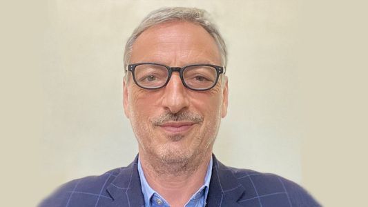 Hallan muerto a un reconocido economista en su departamento