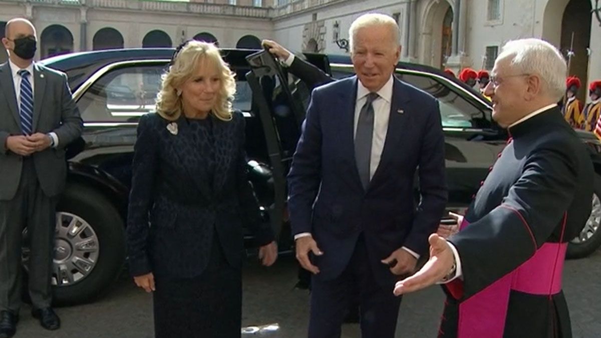 Joe Biden, con su esposa Jill, llegan a El Vaticano para su encuentro personal con el papa Francisco (Foto: AP)