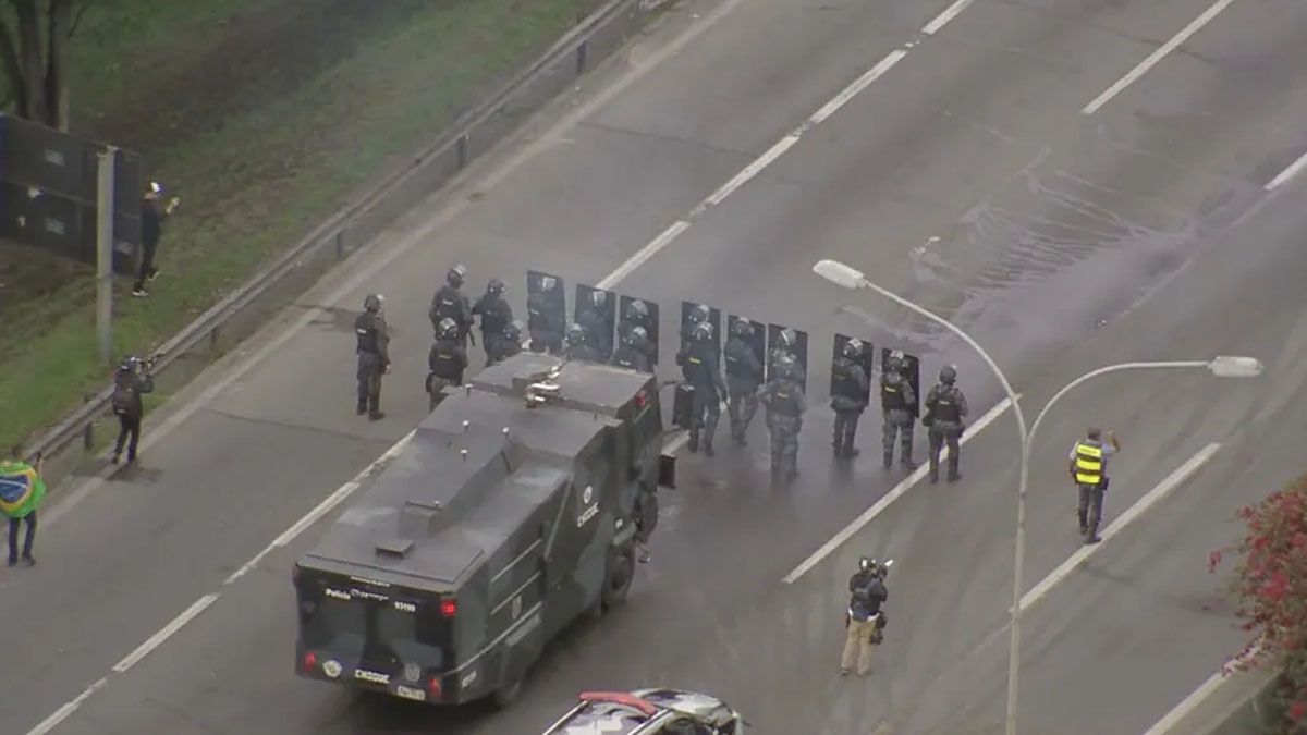 La policía avanza por las autopistas cortadas por los camioneros en San Pablo (Foto: Gentileza Estadao)
