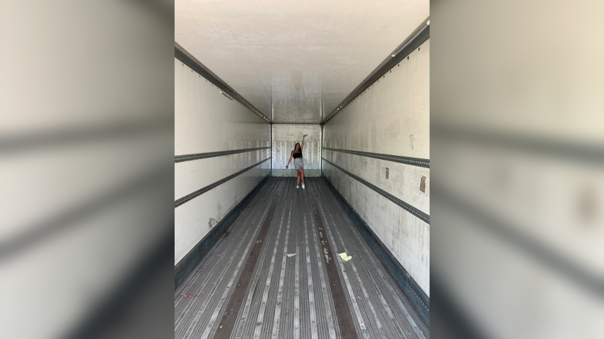 Helen Ambler dentro del remolque.