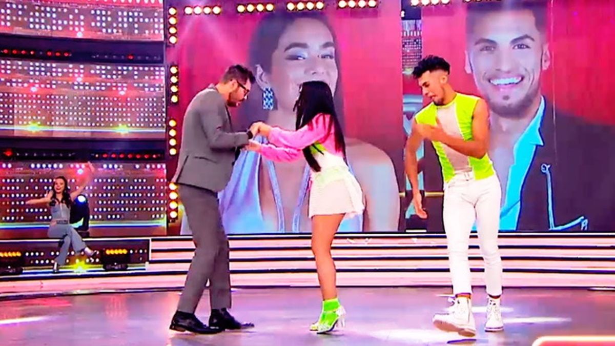 Ángela Leiva y Jonathan Lazarte abrieron el ritmo de la cumbia el 10 de agosto pasado en la pista de ShowMatch. En las últimas horas, el bailarín dio positivo de covid. 